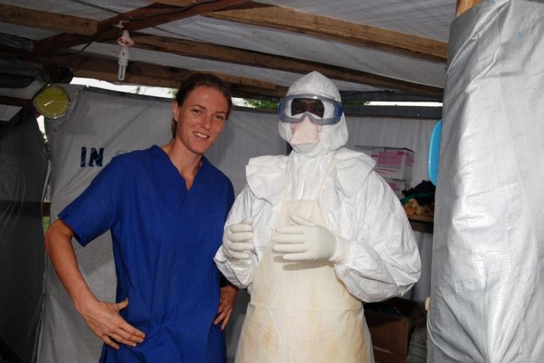 Le Dr Esther Sterk et un MSF en combinaison imperméable lors d'une épidémie d'Ebola en Ouganda en 2007.