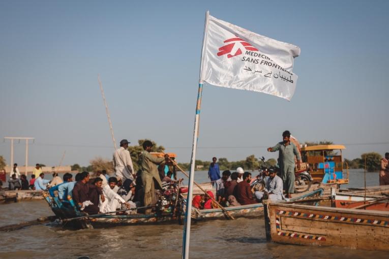 Dans certains villages situés autour de la ville de Dadu, les villageois sont obligés d'emprunter des bateaux pour se déplacer, car le niveau de l'eau n'est pas suffisamment redescendu. Pakistan. 
