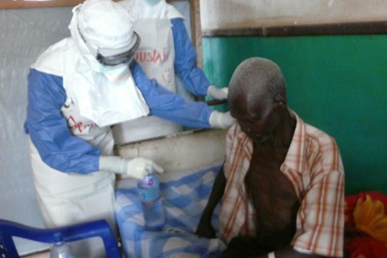 Prise en charge d'un patient par une équipe spécialisée dans le traitement du virus Ebola