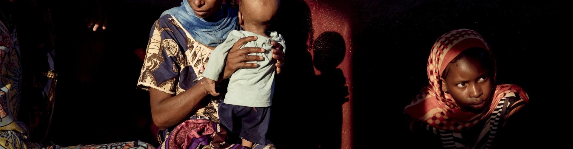 Awa Moussa, 30 ans, mère de huit enfants, s'occupe de bébé Bilal, 6 mois lors d'une activité récréative à l'hôpital de Bambari en République centrafricaine, le 3 décembre 2020.