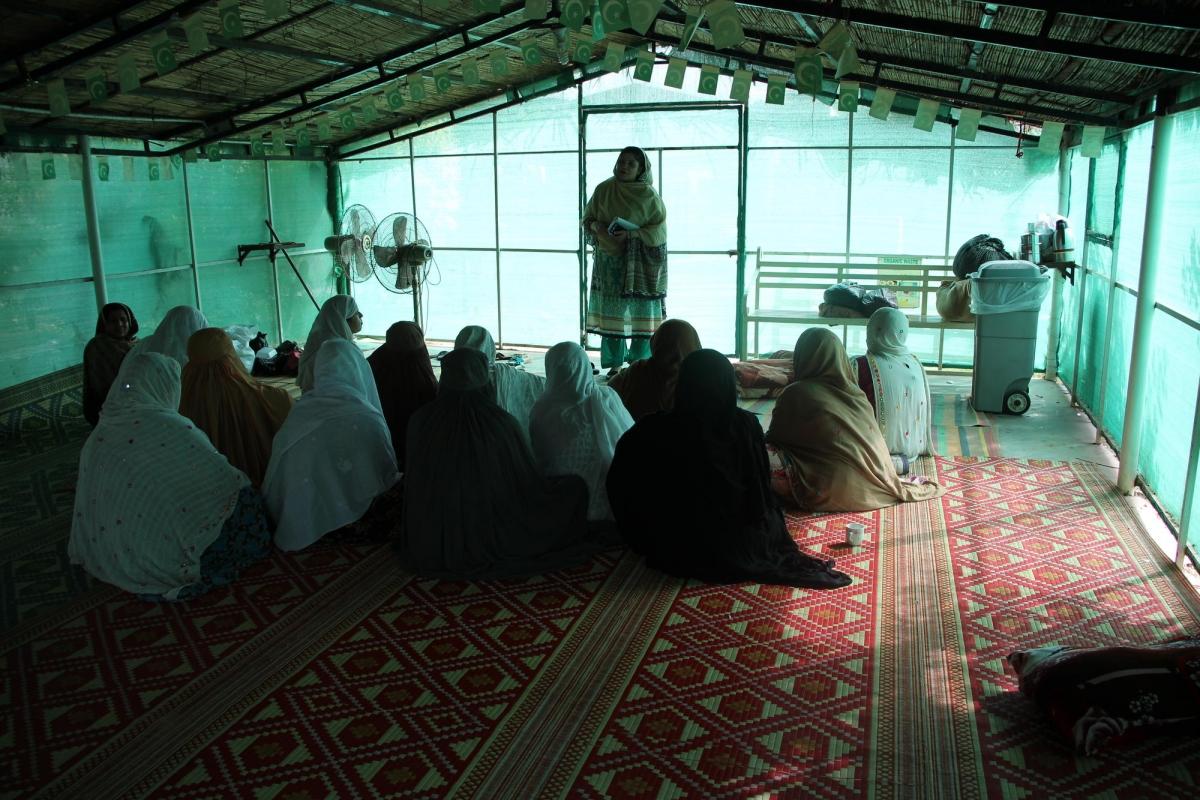 Des femmes assistent à une séance de promotion de la santé. Pakistan. 2018.
 © Laurie Bonnaud/MSF