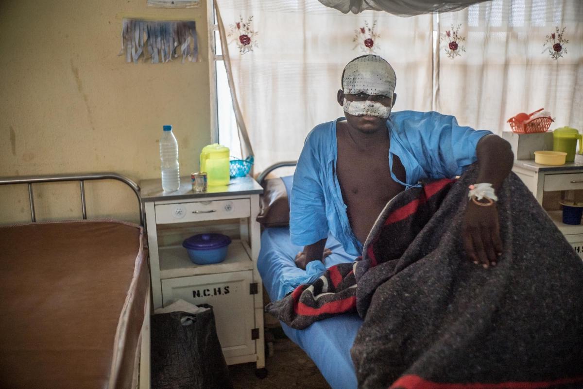 Bilya après sa première opération chirurgicale. Il est dans l'unité de soins post-opératoires de l'hôpital de Sokoto. Nigeria. 2016.&nbsp;
 © Claire Jeantet - Fabrice Caterini/INEDIZ