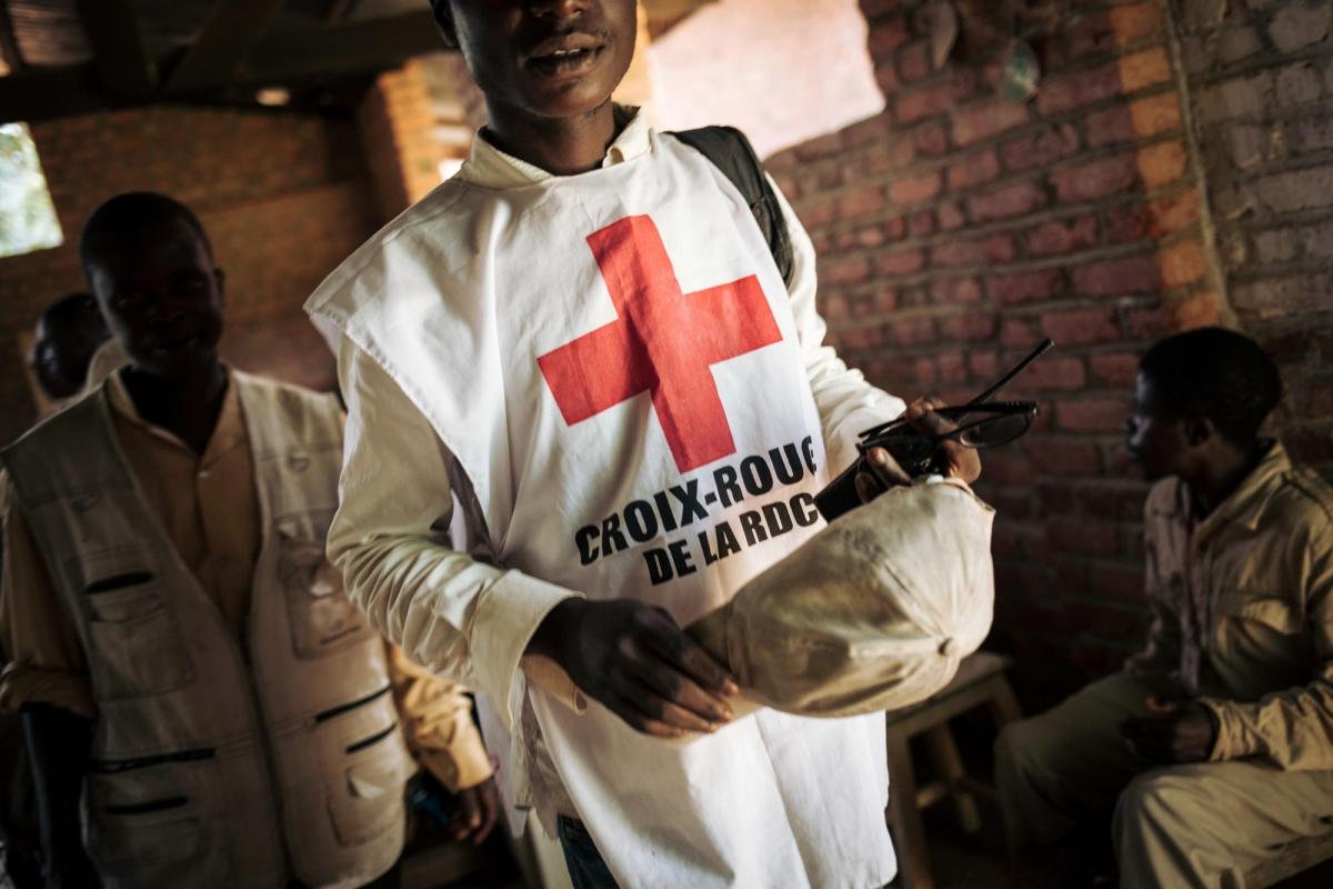 Une formation Ebola dans le dispensaire de Maboya. La formation débute par une discussion entre les équipes de la Croix-Rouge et celles de MSF. Novembre 2018. République démocratique du Congo.
 © Alexis Huguet