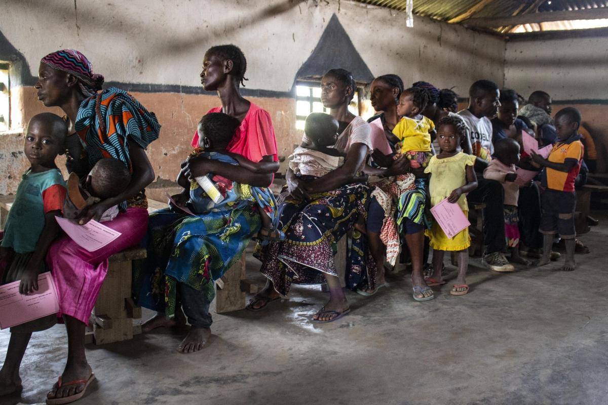 Des parents et leurs enfants attendent la vaccination dans l’aire de santé d’Etebe, dans la province de Mai-Ndombe.
 © Franck Ngonga/MSF