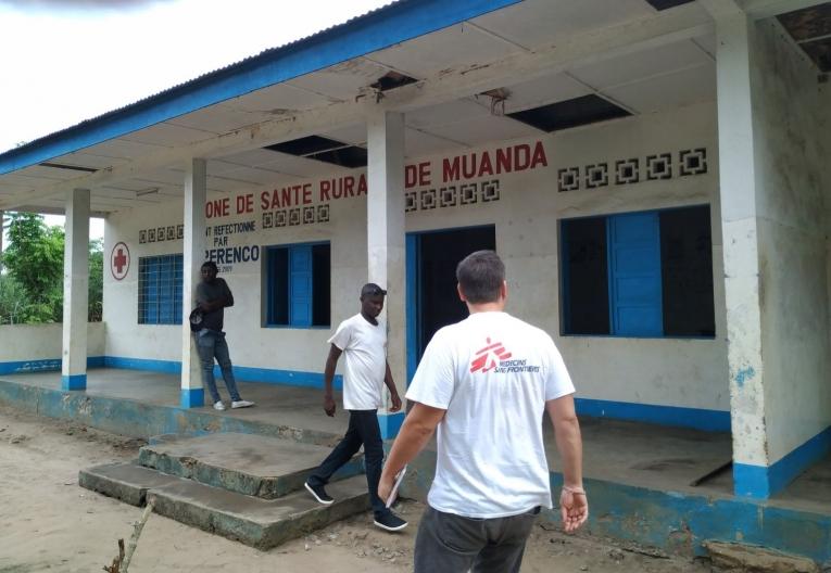 Zone de santé rurale de Muanda. Gabriel, infirmier superviseur, et Christopher, médecin référent, font la première visite au centre de Santé de Nsiamfumu, à 15 km de la ville.
 © Christopher Hook/MSF