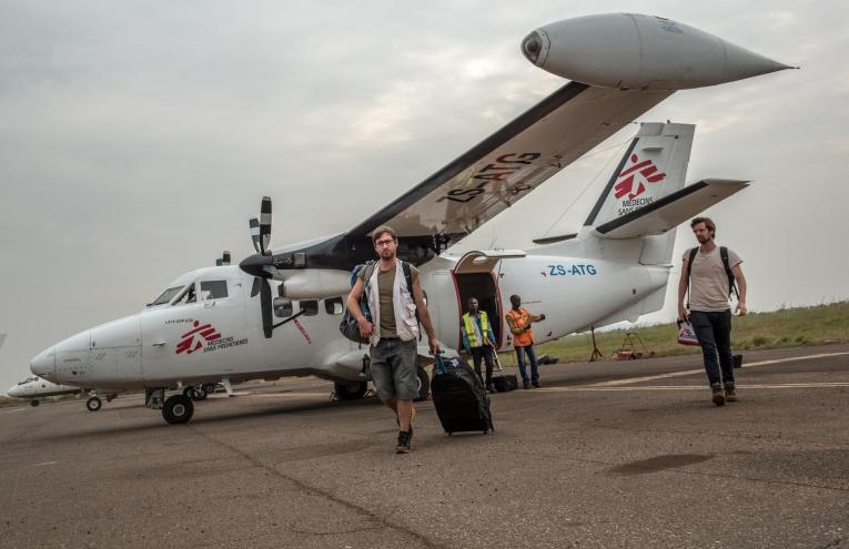Les équipes de Medecins Sans Frontieres, parties de Bangassou, arrivent à l'aéroport de Bangui. République centrafricaine. Février 2017.&nbsp;
 © Borja Ruiz Rodriguez/MSF