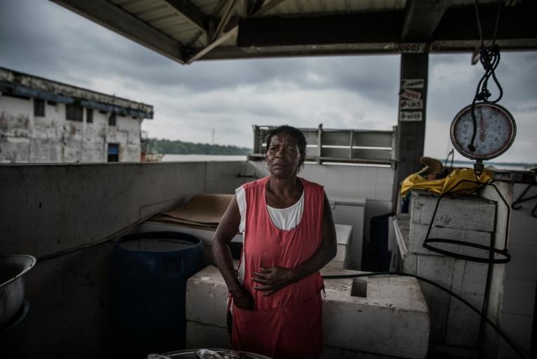 Nuri vend des poissons sur l'un des marchés de Buenaventura. L'un de ses fils a été brutalement assassiné par un gang local il y a 16 ans. Depuis, elle souffre d'attaques de panique, d'anxiété et de symptômes de schizophrénie.&nbsp;Buenaventura, Colombie. Novembre 2016.
 © Marta Soszynska/MSF