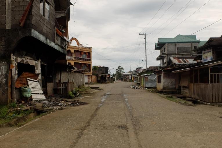 Rues abandonnées dans les quartiers extérieurs de la ville de Marawi, plusieurs semaines après la fin du siège. Progressivement, quelques familles reviennent.
 © Rocel Ann Junio/MSF