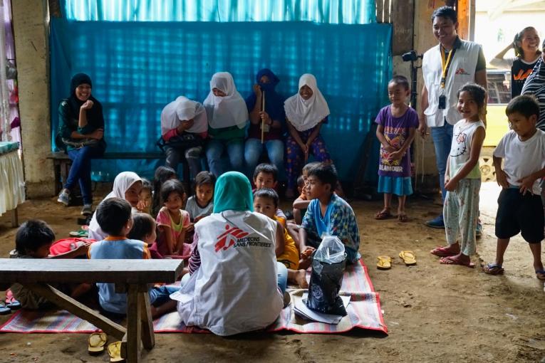 Retour en enfance&nbsp;: durant le siège, MSF a mené des séances de jeu dans des camps de déplacés informels dans le cadre de son programme de soutien psychologique d’urgence.
 © Rocel Ann Junio/MSF