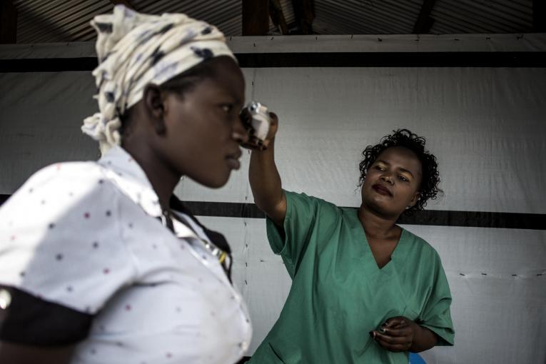 Une infirmière prend la température d'une patiente dans le centre d'isolement Ebola de Bunia géré par MSF. Novembre 2018. République démocratique du Congo.
 © John Wessels