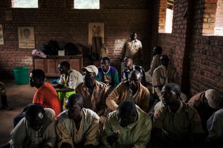 Des Congolais visionnent un film de sensibilisation sur le virus Ebola. Novembre 2018. République démocratique du Congo.
 © Alexis Huguet
