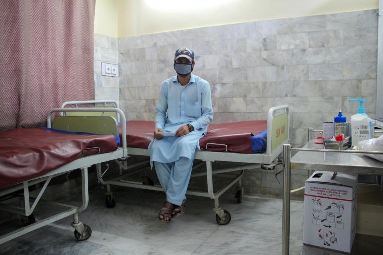Shahbaz attend de recevoir sa première injection contre la leishmaniose cutanée dans le centre de traitement&nbsp;MSF de l'hôpital&nbsp;Naseerullah Babar Khan, à Peshawar. 2019. Pakistan.&nbsp;
 © Nasir Ghafoor/MSF