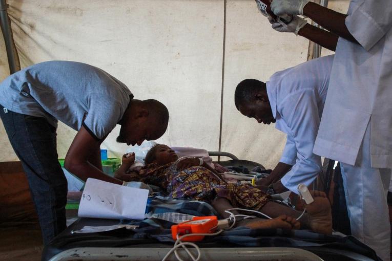 Une équipe médicale MSF effectue une transfusion sanguine sur un patient pris en charge&nbsp;pour paludisme dans la clinique MSF de&nbsp;Bama, au Nigeria, en décembre 2019.
 © Scott Hamilton/MSF