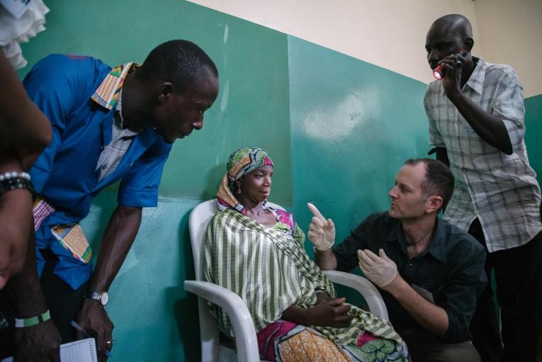 Des chirurgiens et des anesthésistes auscultent une patiente. Nigeria. 2017.
 © Claire Jeantet - Fabrice Caterini/INEDIZ