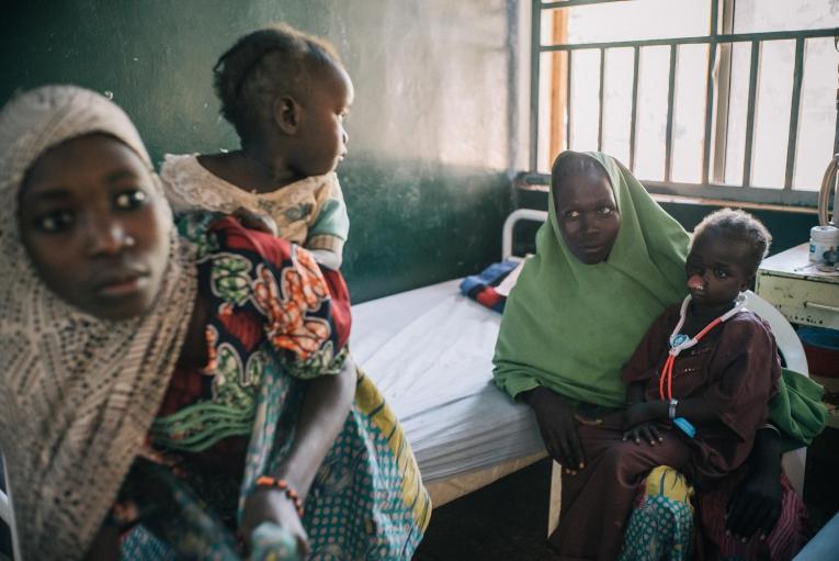 Une fillette de 6 ans avec sa mère à l'hôpital de Sokoto. Elle est originaire de l'État de&nbsp;Borno, où son père a été tué par le groupe armé communément appelé Boko Haram. Sa mère et elle ont dû fuir leur village et deux mois après la fillette est tombée malade. Nigeria. 2017.
 © Claire Jeantet - Fabrice Caterini/INEDIZ