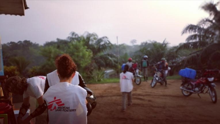 L'équipe médicale MSF s'apprête à se rendre au poste de santé de Bolemba.
 © MSF/