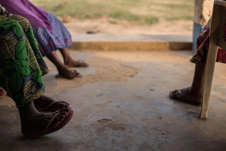 Des victimes de violences sexuelles attendent d'être prises en charge par les équipes MSF en République démocratique du Congo. 2018.  © MSF/Carl Theunis