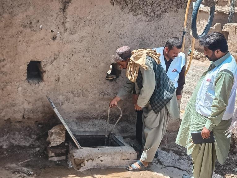 Un membre des équipes MSF vérifie la contamination des réserves d'eau lors d'une évaluation des besoins d'un village. Pakistan. 2022.

&nbsp;
 © MSF
