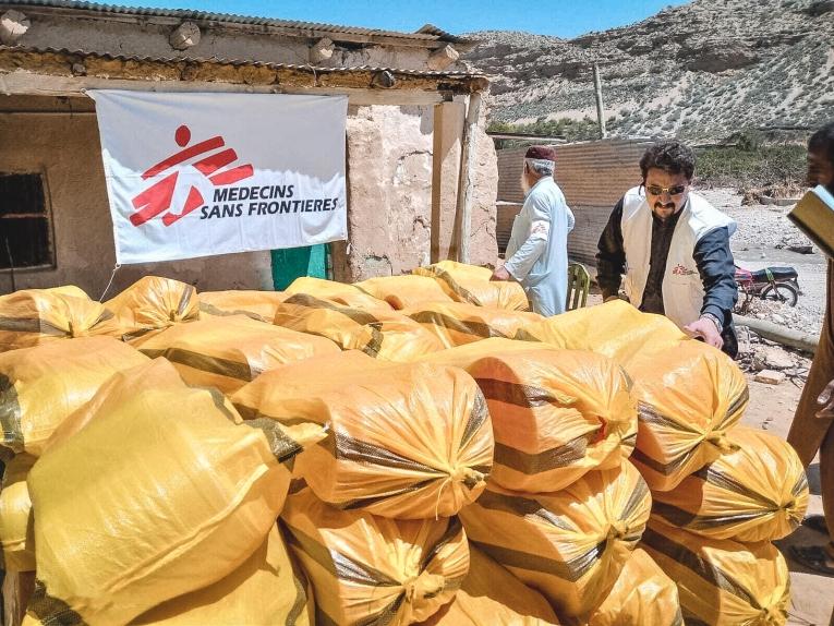 Des équipes MSF distribuent des biens de première nécessité à des familles affectées par les inondations au Baloutchistan. Pakistan. 2022.

&nbsp;

&nbsp;
 © MSF