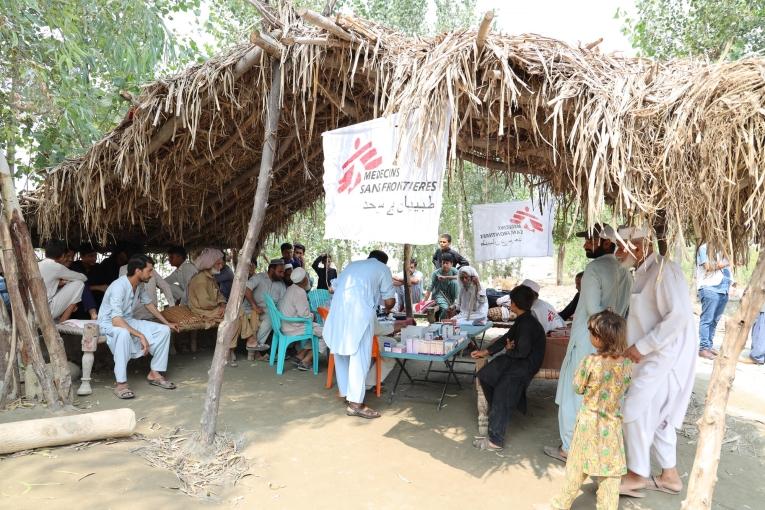 Vue d'une clinique mobile MSF installée dans un village des alentours de Charsadda. Pakistan. 2022.
 © Zahra Shoukat/MSF