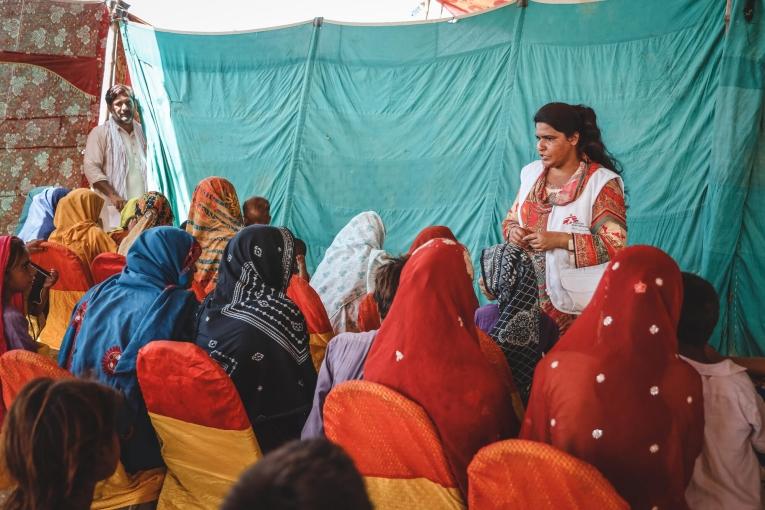 Une promotrice de santé MSF conduit une séance de sensibilisation sanitaire. Pakistan. 2022.

&nbsp;
 © Zahra Shoukat/MSF