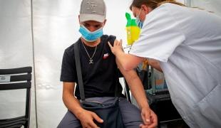 Amélie Schilling, infirmière MSF, injecte la première dose du vaccin contre la Covid-19 à un patient de la clinique mobile.