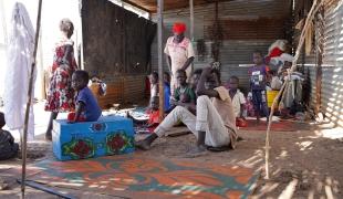 Une famille dans le centre de transit de Renk au Soudan du Sud, après avoir fui le Soudan. 2023.