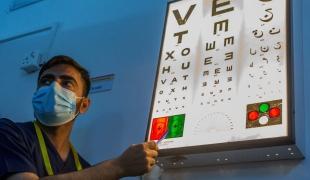 L'infirmier Asif Mehmood teste la vue de Rihana, une patiente participant à l'essai clinique endTB-Q au sein d'un centre médical financé par l'Interactive Research and Development (IRD) à Kotri, au sud du Pakistan. L'essai vise à tester un traitement court sur une forme de tuberculose multirésistante difficile à soigner.