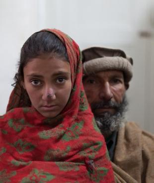 Mohammad Akhtar, 40 ans, avec sa fille Rubbina, 10 ans. Originaires de Mamozai, il leur a fallu 6 heures pour se rendre à l'hôpital à pied. 