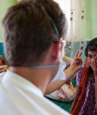 Un médecin de MSF effectue un test oculaire sur une patiente atteinte de tuberculose résistante aux médicaments. L'un des effets secondaires de son traitement est la perte de la vue de son œil gauche.
