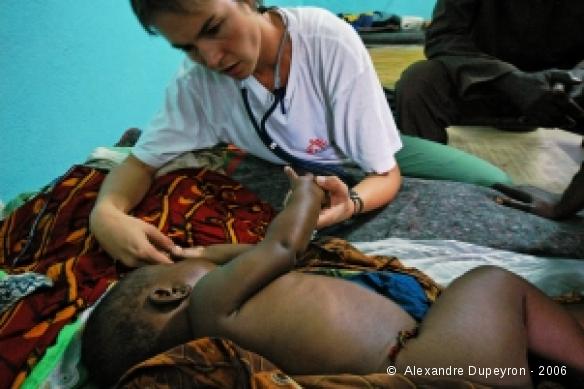 Un enfant atteint de paludisme, pris en charge dans le centre MSF de Dogdoré, à l'est du Tchad