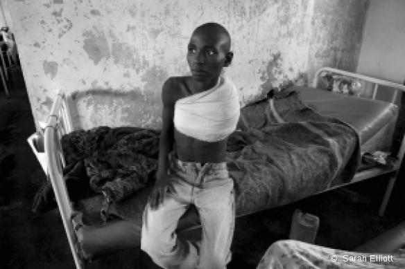 11 novembre 2008. Après avoir été pris au milieu des combats, J. est arrivé blessé au centre de santé de Nyanzale, puis transféré à l'hôpital MSF de Rutshuru où il a pu être opéré.