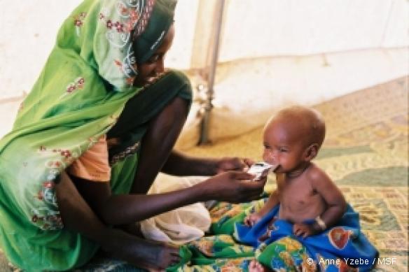 Soudan, février 2008. Mere nourrissant son enfant de Plumpy'nut © (la "noix dodue") dans le camp de déplacés de Zalingei où MSF prend en charge la malnutrition des enfants.