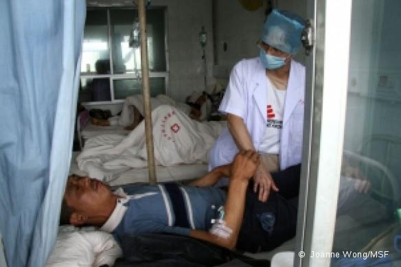 Un médecin MSF examine un patient à l'hôpital de Guanghan (17 mai 2008)