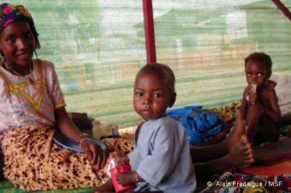 Niger, avril 2007. Le centre nutritionnel de Maradi permet l'hospitalisation des enfants qui sont sévèrement malnutris et souffrent de complications médicales
