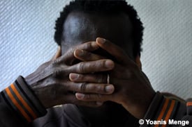 Un migrant au centre d'écoute et de soins de MSF à Paris, en France. janvier 2010 © Yoanis Menge