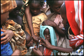 Campagne de vaccination contre la méningite au Tchad, 2001 © Dieter Telemans