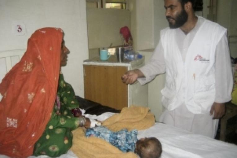 L\'infirmier Abdul Wasay au centre de nutrition thérapeutique intensive de MSF