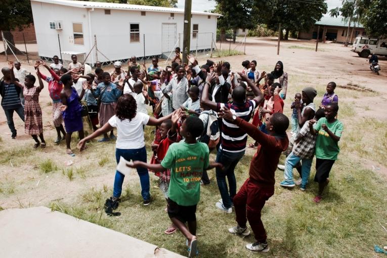 Les participants du Teen club dansent et chantent ensemble à la fin de la journée. Mars 2020. Malawi. 