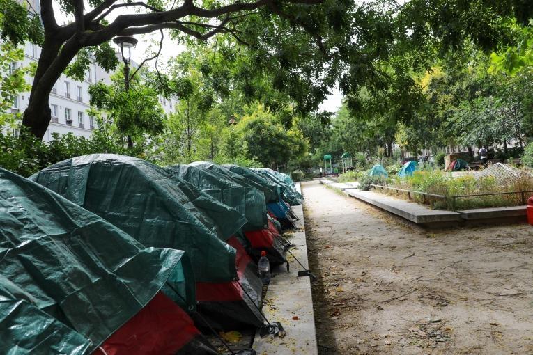 Des mineurs étrangers non accompagnés se reposent dans leurs tentes installées dans un square du 11e arrondissement de Paris.