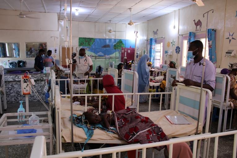 Le service d'hospitalisation pédiatrique, actuellement débordé, à l'hôpital général d'Anka au Nigeria, géré par MSF.