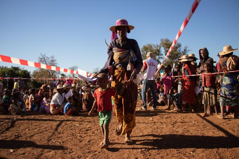 Enregistrement des enfants lors d'une clinique mobile organisée par MSF à Ambaninato. 