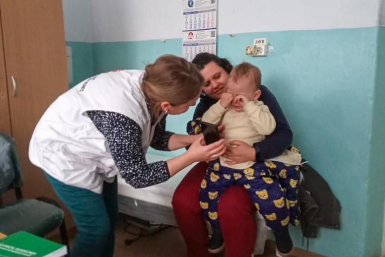 Consultation organisée par MSF dans le village de Myrolyubivka, situé à une vingtaine de kilomètres au nord-ouest de Kherson, le 28 novembre 2022. Ukraine.