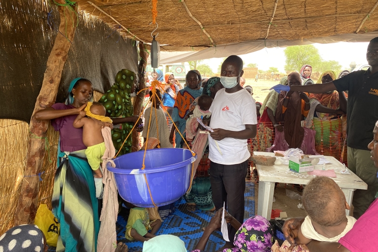 Un membre des équipes MSF dans un camp de réfugiés de la région de Sila au Tchad. 2023.