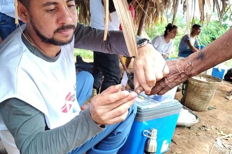 Un membre des équipes MSF en train de réaliser un test sur un patient en Amazonie. 2023.