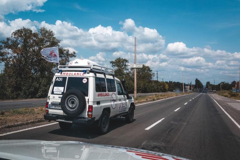 Une ambulance MSF évacue un patient dans un état critique de Druzhkivka, dans la région de Donetsk, vers l'hôpital de Dnipro, dans la région de Dnipropetrovsk. Aout 2024.