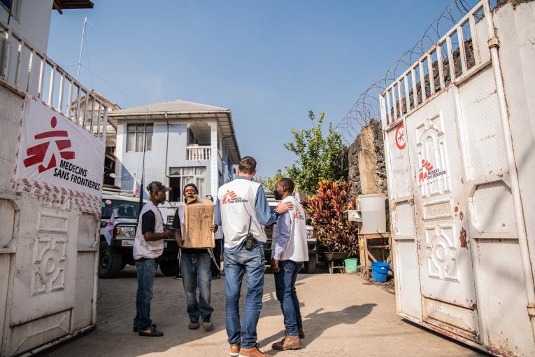 Des membres de l'équipe de Médecins Sans Frontières (MSF) discutent à l'entrée de la base MSF de Goma peu avant le départ du premier convoi vers Sake. ©Jospin Mwisha