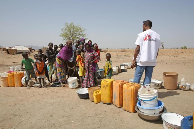 Distribution d'eau par les équipes MSF dans le camp de Minawao / Gawar, au Cameroun. Mai 2015 