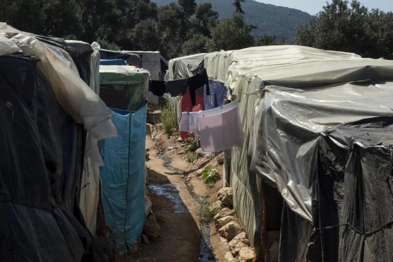 Dans le camp de Vathy, les personnes doivent faire la queue pendant des heures pour prendre une douche ou aller aux toilettes. Les conditions de vie du camp ont un lourd impact sur l'état de santé de ses habitants.