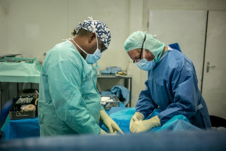 Deux chirurgiens effectuent une amputation à l'hôpital MSF de Tabarre. Haïti. 2020. 